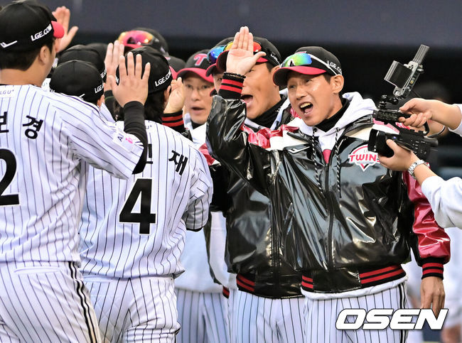 [OSEN=잠실, 박준형 기자] 한 달 가까이 쉰 정규시즌 1위팀이 한국시리즈 1차전에서 이렇게 맹타를 휘두른 경기가 있었나. LG가 시리즈 기선을 제대로 제압하고 우승확률 73.2%를 따냈다.프로야구 LG 트윈스는 26일 서울 잠실구장에서 열린 2025 신한 SOL뱅크 KBO 한국시리즈(7전 4선승제) 한화 이글스와의 1차전에서 8-2로 승리했다.경기종료후 LG 염경엽 감독이 신민재와 하이파이브를 하고 있다.   2025.10.26 / soul1014@osen.co.kr