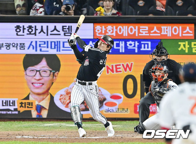 [OSEN=대전, 박준형 기자] 31일 대전 한화생명볼파크에서 2025 신한 SOL Bank KBO리그 포스트시즌 한국시리즈 5차전 한화 이글스와 LG 트윈스의 경기가 열렸다.이날 경기에 한화는 문동주를, LG는 톨허스트를 선발투수로 내세웠다. 3회초 LG 선두타자 신민재가 안타를 날리고 있다.   2025.10.31 / soul1014@osen.co.kr