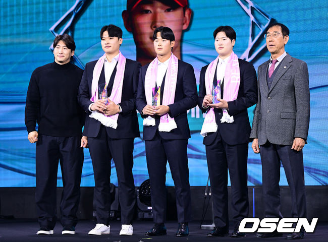 [OSEN=최규한 기자] 1일 오전 서울 광장동 그랜드 워커힐 서울에서 ‘리얼 글러브 어워드’ 시상식이 열렸다.리얼글러브 어워드는 한국 프로야구 선수들이 직접 투표를 통해 동료 선수들의 활약을 평가하고 각 포지션별 최고의 선수를 선정하는 국내 유일의 선수 주도형 시상식이다.KIA 타이거즈 정해원, 김석환, 이호민이 2025 퓨처스리그 선수상을 받은 뒤 포즈를 취하고 있다. 2025.12.01 / dreamer@osen.co.kr