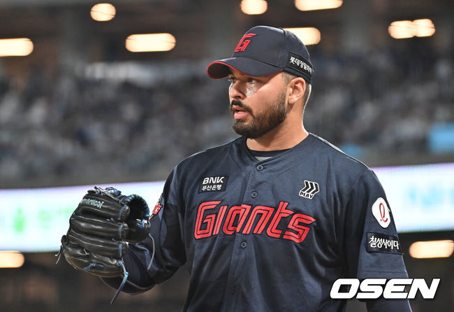 [OSEN=창원, 이석우 기자] 23일 창원NC파크에서 2025 신한 SOL 뱅크 KBO 리그 NC 다이노스와 롯데 자이언츠의 경기가 열렸다. 홈팀 NC는 김녹원이, 방문팀 롯데는 감보아가 선발 출전했다. 롯데 자이언츠 선발투수 감보아가 4회말 2사 1,2루 NC 다이노스 김형준을 삼진으로 잡고 수비해 준 동료들과 하이파이브를 하고 있다. 2025.08.23 / foto0307@osen.co.kr