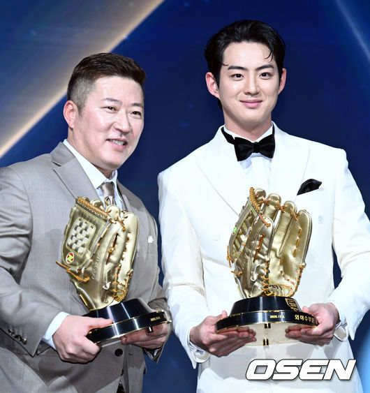[OSEN=조은정 기자] 9일 오후 서울 송파구 잠실동 롯데호텔 월드에서 2025 신한은행 SOL 뱅크 KBO 골든글러브 시상식이 열렸다.KBO 골든글러브 시상식은 포지션별 최고의 선수를 가리는 자리로 올 시즌의 대미를 장식하는 자리다.삼서 최형우, 구자욱이 포즈를 취하고 있다. 2025.12.09 /cej@osen.co.kr