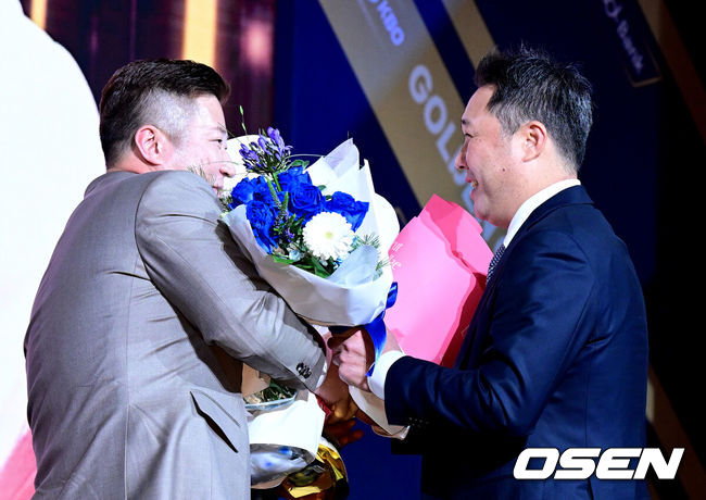 [OSEN=지형준 기자] 9일 오후 서울 송파구 잠실동 롯데호텔 월드에서 2025 신한은행 SOL 뱅크 KBO 골든글러브 시상식이 열렸다.KBO 골든글러브 시상식은 포지션별 최고의 선수를 가리는 자리로 올 시즌의 대미를 장식하는 자리다.한화 이글스폰세(투수), 두산 베어스양의지(포수), 삼성 라이온즈 디아즈(1루수), LG 트윈스 신민재(2루수), 키움 히어로즈 송성문(3루수), NC 다이노스 김주원(유격수), 삼성 라이온즈최형우(지명타자) 삼성 라이온즈 구자욱, KT 위즈 안현민(이상 외야수)가 황금장갑의 주인공이 됐다.올해 신설된 KBO 감독상은 통합 우승을 이끈 염경엽 LG 감독이 수상했다.삼성 최형우가 지명타자 부문 골든글러브를 수상하며 박진만 감독의 축하를 받고 있다. 2025.12.09 /jpnews@osen.co.kr