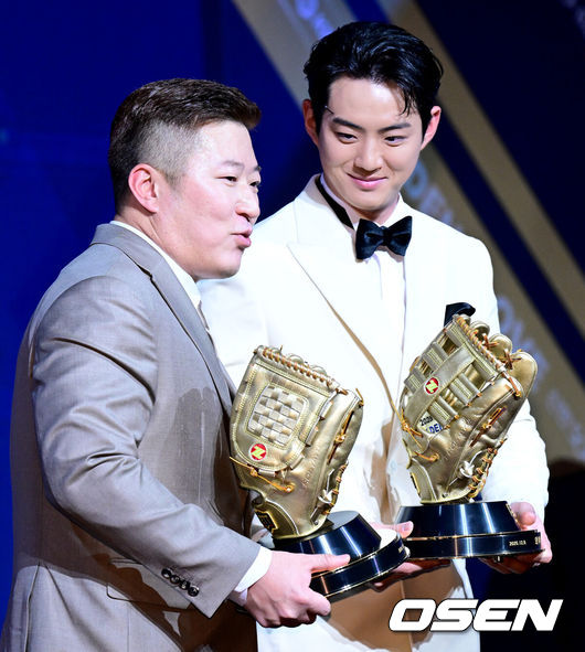 [OSEN=지형준 기자] 9일 오후 서울 송파구 잠실동 롯데호텔 월드에서 2025 신한은행 SOL 뱅크 KBO 골든글러브 시상식이 열렸다.KBO 골든글러브 시상식은 포지션별 최고의 선수를 가리는 자리로 올 시즌의 대미를 장식하는 자리다.한화 이글스폰세(투수), 두산 베어스양의지(포수), 삼성 라이온즈 디아즈(1루수), LG 트윈스 신민재(2루수), 키움 히어로즈 송성문(3루수), NC 다이노스 김주원(유격수), 삼성 라이온즈최형우(지명타자) 삼성 라이온즈 구자욱, KT 위즈 안현민(이상 외야수)가 황금장갑의 주인공이 됐다.올해 신설된 KBO 감독상은 통합 우승을 이끈 염경엽 LG 감독이 수상했다.삼성 최형우, 구자욱이 기념 촬영을 하고 있다. 2025.12.09 /jpnews@osen.co.kr