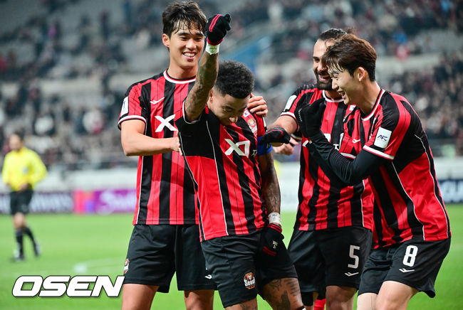 [OSEN=서울월드컵경기장, 박준형 기자] 10일 오후 서울월드컵경기장에서 2025~2026시즌 아시아축구연맹(AFC) 챔피언스리그 엘리트(ACLE) 리그 스테이지 FC서울과 멜버른 시티의 경기가 진행됐다.FC서울은 (2승 2무 1패 승점 8)로 4위이며, 승점 1점 차로 2위에 있는 멜버른 시티(3승 2패 승점 9점)를 상대로 승리할 경우 2위로 올라설 수 있다.전반 FC서울 린가드가 선제골을 세리머니를 하고 있다. 2025.12.10 / soul1014@osen.co.kr