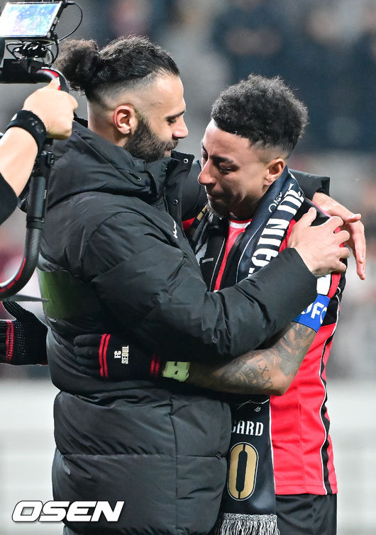 [OSEN=서울월드컵경기장, 박준형 기자] 제시 린가드(33, 서울)의 라스트 댄스는 무승부로 끝났다.FC서울은 10일 오후 서울월드컵경기장에서 2025~2026시즌 아시아축구연맹(AFC) 챔피언스리그 엘리트(ACLE) 리그 스테이지에서 린가드의 선제골이 터졌지만 지키지 못하고 멜버른 시티와 1-1로 비겼다.서울(2승3무1패, 승점 9)은 5위로 밀렸다. 멜버른 스티(3승1무2패, 승점 10점)는 4위다.경기종료 후 FC서울 린가드 고별행사에서 린가드가 눈물을 보이고 있다.  2025.12.10 / soul1014@osen.co.kr