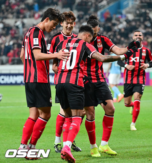 [OSEN=서울월드컵경기장, 박준형 기자] 10일 오후 서울월드컵경기장에서 2025~2026시즌 아시아축구연맹(AFC) 챔피언스리그 엘리트(ACLE) 리그 스테이지 FC서울과 멜버른 시티의 경기가 진행됐다.FC서울은 (2승 2무 1패 승점 8)로 4위이며, 승점 1점 차로 2위에 있는 멜버른 시티(3승 2패 승점 9점)를 상대로 승리할 경우 2위로 올라설 수 있다.전반 FC서울 린가드가 선제골을 세리머니를 하고 있다. 2025.12.10 / soul1014@osen.co.kr