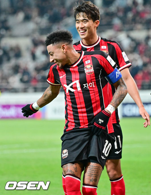 [OSEN=서울월드컵경기장, 박준형 기자] 10일 오후 서울월드컵경기장에서 2025~2026시즌 아시아축구연맹(AFC) 챔피언스리그 엘리트(ACLE) 리그 스테이지 FC서울과 멜버른 시티의 경기가 진행됐다.FC서울은 (2승 2무 1패 승점 8)로 4위이며, 승점 1점 차로 2위에 있는 멜버른 시티(3승 2패 승점 9점)를 상대로 승리할 경우 2위로 올라설 수 있다.전반 FC서울 린가드가 선제골을 세리머니를 하고 있다. 2025.12.10 / soul1014@osen.co.kr