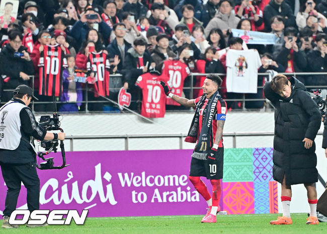 [OSEN=서울월드컵경기장, 박준형 기자] 제시 린가드(33, 서울)의 라스트 댄스는 무승부로 끝났다.FC서울은 10일 오후 서울월드컵경기장에서 2025~2026시즌 아시아축구연맹(AFC) 챔피언스리그 엘리트(ACLE) 리그 스테이지에서 린가드의 선제골이 터졌지만 지키지 못하고 멜버른 시티와 1-1로 비겼다.서울(2승3무1패, 승점 9)은 5위로 밀렸다. 멜버른 스티(3승1무2패, 승점 10점)는 4위다.경기종료 후 FC서울 린가드 고별행사에서 린가드가 그라운드를 돌며 인사하고 있다.  2025.12.10 / soul1014@osen.co.kr