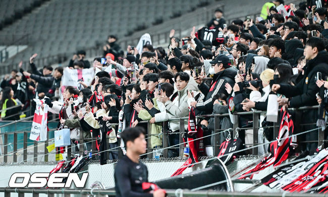 [OSEN=서울월드컵경기장, 박준형 기자] 제시 린가드(33, 서울)의 라스트 댄스는 무승부로 끝났다.FC서울은 10일 오후 서울월드컵경기장에서 2025~2026시즌 아시아축구연맹(AFC) 챔피언스리그 엘리트(ACLE) 리그 스테이지에서 린가드의 선제골이 터졌지만 지키지 못하고 멜버른 시티와 1-1로 비겼다.서울(2승3무1패, 승점 9)은 5위로 밀렸다. 멜버른 스티(3승1무2패, 승점 10점)는 4위다.경기종료 후 FC서울 린가드 고별행사에서 FC서울 팬들이 린가드를 응원하고 있다.  2025.12.10 / soul1014@osen.co.kr