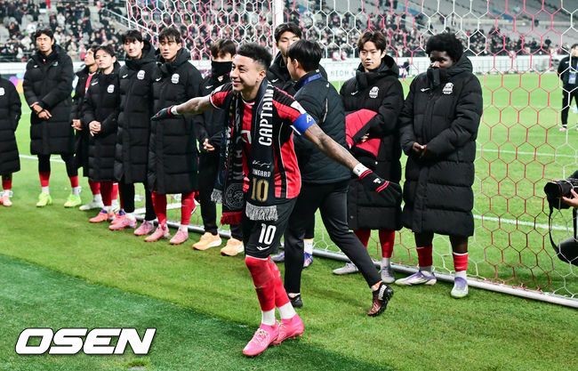 [OSEN=서울월드컵경기장, 박준형 기자] 제시 린가드(33, 서울)의 라스트 댄스는 무승부로 끝났다.FC서울은 10일 오후 서울월드컵경기장에서 2025~2026시즌 아시아축구연맹(AFC) 챔피언스리그 엘리트(ACLE) 리그 스테이지에서 린가드의 선제골이 터졌지만 지키지 못하고 멜버른 시티와 1-1로 비겼다.서울(2승3무1패, 승점 9)은 5위로 밀렸다. 멜버른 스티(3승1무2패, 승점 10점)는 4위다.경기종료 후 FC서울 린가드 고별행사에서 린가드가 서포터즈 앞에서 마지막 세리머니를 하고 있다.  2025.12.10 / soul1014@osen.co.kr