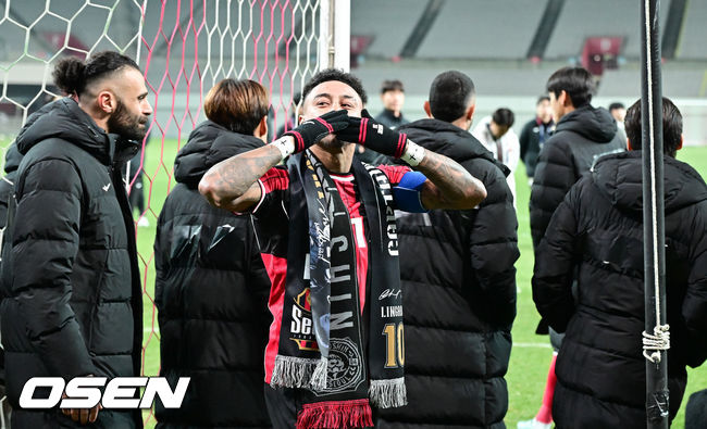 [OSEN=서울월드컵경기장, 박준형 기자] 제시 린가드(33, 서울)의 라스트 댄스는 무승부로 끝났다.FC서울은 10일 오후 서울월드컵경기장에서 2025~2026시즌 아시아축구연맹(AFC) 챔피언스리그 엘리트(ACLE) 리그 스테이지에서 린가드의 선제골이 터졌지만 지키지 못하고 멜버른 시티와 1-1로 비겼다.서울(2승3무1패, 승점 9)은 5위로 밀렸다. 멜버른 스티(3승1무2패, 승점 10점)는 4위다.경기종료 후 FC서울 린가드 고별행사에서 린가드가 팬들에게 인사를 하고 있다.  2025.12.10 / soul1014@osen.co.kr