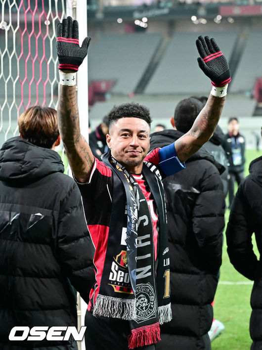 [OSEN=서울월드컵경기장, 박준형 기자] 제시 린가드(33, 서울)의 라스트 댄스는 무승부로 끝났다.FC서울은 10일 오후 서울월드컵경기장에서 2025~2026시즌 아시아축구연맹(AFC) 챔피언스리그 엘리트(ACLE) 리그 스테이지에서 린가드의 선제골이 터졌지만 지키지 못하고 멜버른 시티와 1-1로 비겼다.서울(2승3무1패, 승점 9)은 5위로 밀렸다. 멜버른 스티(3승1무2패, 승점 10점)는 4위다.경기종료 후 FC서울 린가드 고별행사에서 린가드가 팬들에게 인사를 하고 있다.  2025.12.10 / soul1014@osen.co.kr