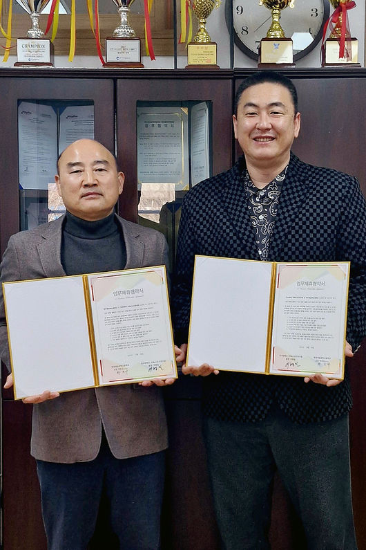 우석대 산학협력단 부속기관인 국제e스포츠연수원이 한국게임과학고와 업무협약을 체결하고 e스포츠 전문인력 양성에 함께 나서기로 했다. / 우석대