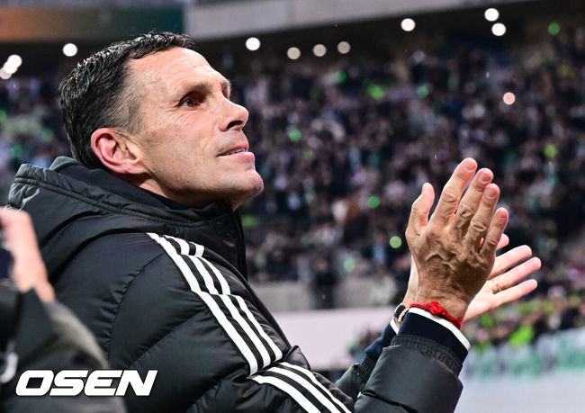 [OSEN=상암월드컵경기장, 조은정 기자] 전북현대가 끝내 정상에 섰다. 연장전 혈투 끝에 광주FC를 2-1로 꺾고 2025 하나은행 코리아컵 우승을 차지했다. 120분 동안 퇴장·부상·논란 상황이 뒤섞인 결승전이었지만, 마지막에 웃은 팀은 전북이었다.전북현대는 6일 오후 1시 30분 서울월드컵경기장에서 열린 2025 하나은행 코리아컵 결승전에서 광주FC와 맞붙어 2-1로 승리했다.통산 6번째 우승에 성공한 전북의 포옛 감독이 관중들과 기뻐하고 있다.  2025.12.06 /cej@osen.co.kr