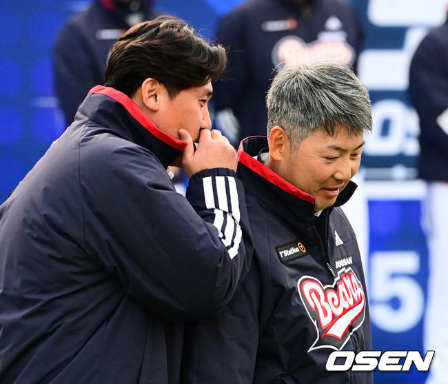[OSEN=잠실, 지형준 기자] 프로야구 두산 베어스가 23일 오후 서울 잠실야구장에서 ‘2025곰들의 모임’을 개최했다.곰들의 모임은 한 시즌 동안 변함없는 응원을 보내준 최강10번타자 팬들에게 감사의 마음을 전하기 위해 마련된 팬 페스티벌이다.김원형 감독과 이용찬이 이야기를 나누고 있다. 2025.11.23 /jpnews@osen.co.kr