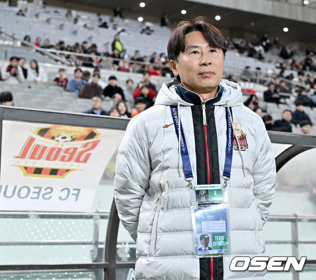 [OSEN=서울월드컵경기장, 민경훈 기자] 4일 오후 서울 상암동 서울월드컵경기장에서 '2025-2026 아시아축구연맹(AFC) 챔피언스리그 엘리트(ACLE) 리그' 스테이지 4차전 FC서울과 청두 룽청의 경기가 진행됐다.서울은 ACLE 앞선 3경기에서 1승 1무 1패를 거둬 12개 팀 중 6위에 올라가 있다.서울 김기동 감독이 그라운드를 바라보고 있다. 2025.11.04 / rumi@osen.co.kr