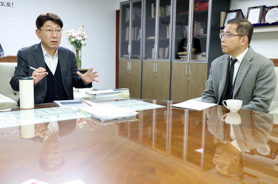 우범기 전주시장(왼쪽)과 피터 유 쿠뮤 필름 스튜디오 대표가 10일 전주시청에서 만나 전주에 2300억원 규모 아시아 제2 스튜디오를 짓겠다는 투자 제안서를 공유하며 후속 절차를 논의하고 있다. 사진 전주시