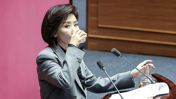  나경원 국민의힘 의원이 9일 오후 본회의장에서 가맹사업법 관련 필리버스터 중 물을 마시고 있다. 김성룡 기자