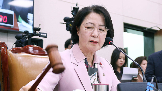  추미애 법사위원장이 10일 오후 국회에서 열린 법제사법위원회 전체회의에서 의사봉을 두드리고 있다. 임현동 기자