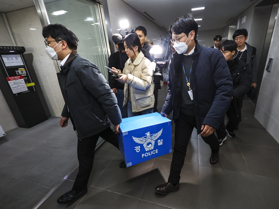 쿠팡 개인정보 유출 사고를 수사 중인 경찰이 지난 9일 오후 서울 송파구 쿠팡 본사를 압수수색한 뒤 압수 물품을 들고 나오고 있다. 김경록 기자