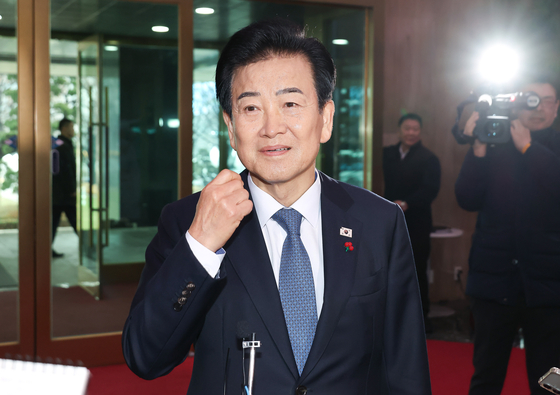 정동영 통일부 장관이 11일 오전 서울 종로구 정부서울청사로 출근하며 취재진의 질문에 답변하고 있다. 뉴스1