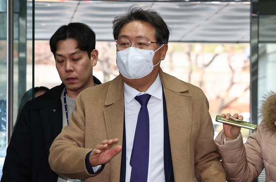 '쌍방울 대북 송금 사건' 관련 업무상 횡령 혐의를 받는 방용철 전 쌍방울 부회장이 10일 서울 서초구 중앙지방법원에서 열린 구속 전 피의자 심문(영장실질심사)에 출석하고 있다. 뉴스1