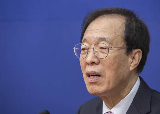 이석연 국민통합위원회 위원장이 11일 국회에서 더불어민주당 정청래 대표를 만나 인사말을 하고 있다.연합뉴스 