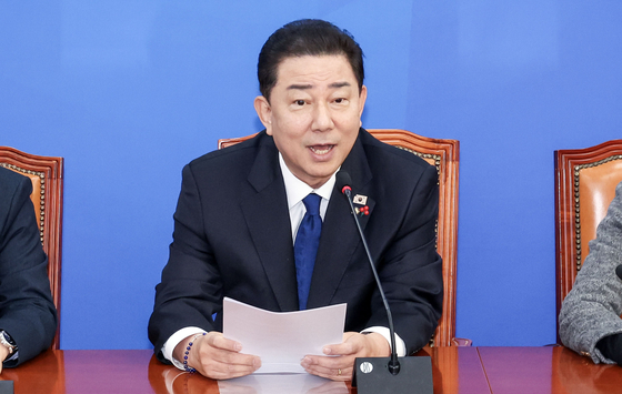 김병기 더불어민주당 원내대표가 국회에서 열린 원내대책회의에 참석해 발언하고 있다. 김성룡 기자.