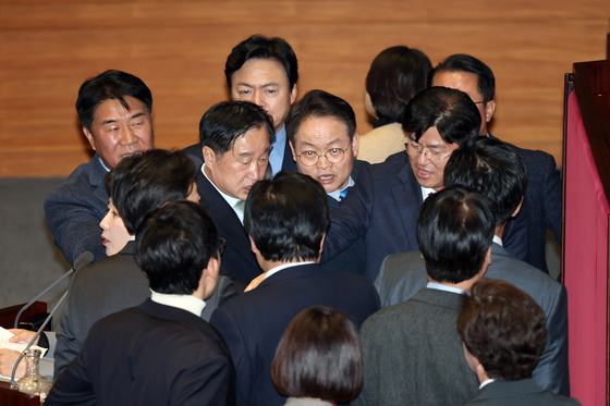 9일 서울 여의도 국회에서 열린 제429회국회(정기회) 제16차 본회의에서 나경원 국민의힘 의원이 가맹사업법 개정안에 대한 무제한토론(필리버스터)을 하는 가운데 여야 원내수석을 비롯한 의원들이 의장석 앞에서 실랑이를 벌이고 있다. 2025.12.9/뉴스1