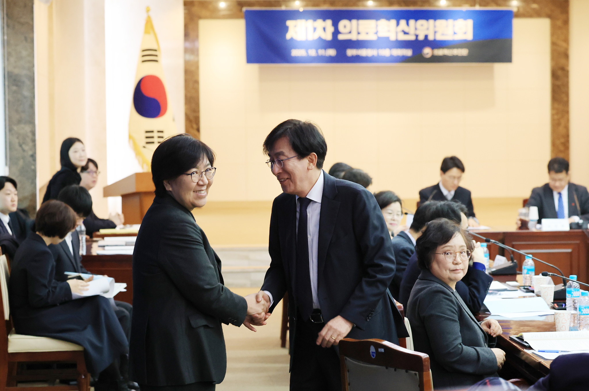 정은경 보건복지부 장관(왼쪽)과 정기현 의료혁신위원장이 11일 정부서울청사에서 열린 제1차 의료혁신위원회 회의에서 인사를 나누고 있다. 뉴스1