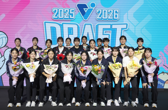 지난 9월 5일 열린 2025~26시즌 프로배구 여자 신인선수 드래프트에서 구단으로부터 지명받은 선수들이 기념사진을 찍는 모습. 다음 시즌(2026~27)부터는 여자부는 외국 국적 동포선수도 신인 드래프트에 참가할 수 있다. [뉴시스]