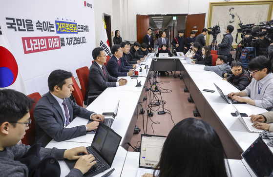 국민의힘 송언석 원내대표가 10일 국회에서 열린 기자간담회에서 전날 정기국회 마지막 본회의에서 무제한 토론(필리버스터)을 둘러싼 극한 갈등에 관해 발언하고 있다. 연합뉴스