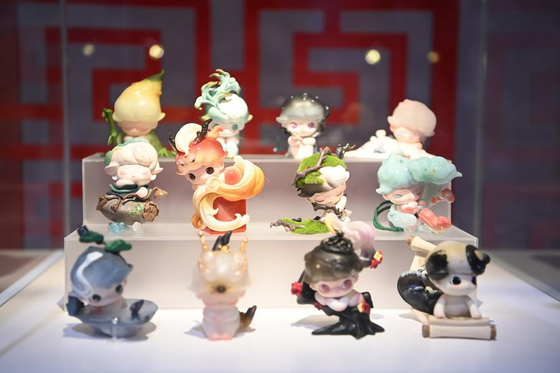 9월 11일 '2025 중국국제서비스무역교역회(CIFTIS)' 내 문화관광 서비스 특별 전시구역에 전시된 팝마트 전통문화 시리즈 피규어. 신화통신