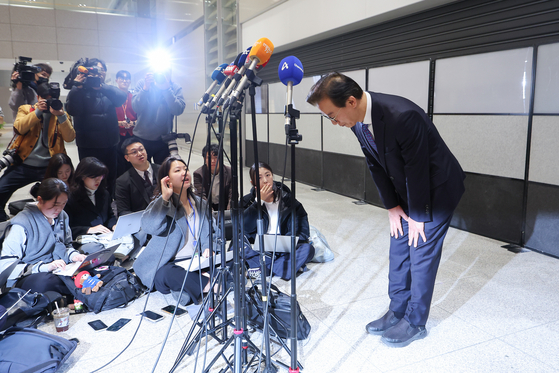 전재수 해양수산부 장관이 11일 '유엔해양총회' 유치 활동을 마치고 귀국하며 취재진에 인사하고 있다. 연합뉴스