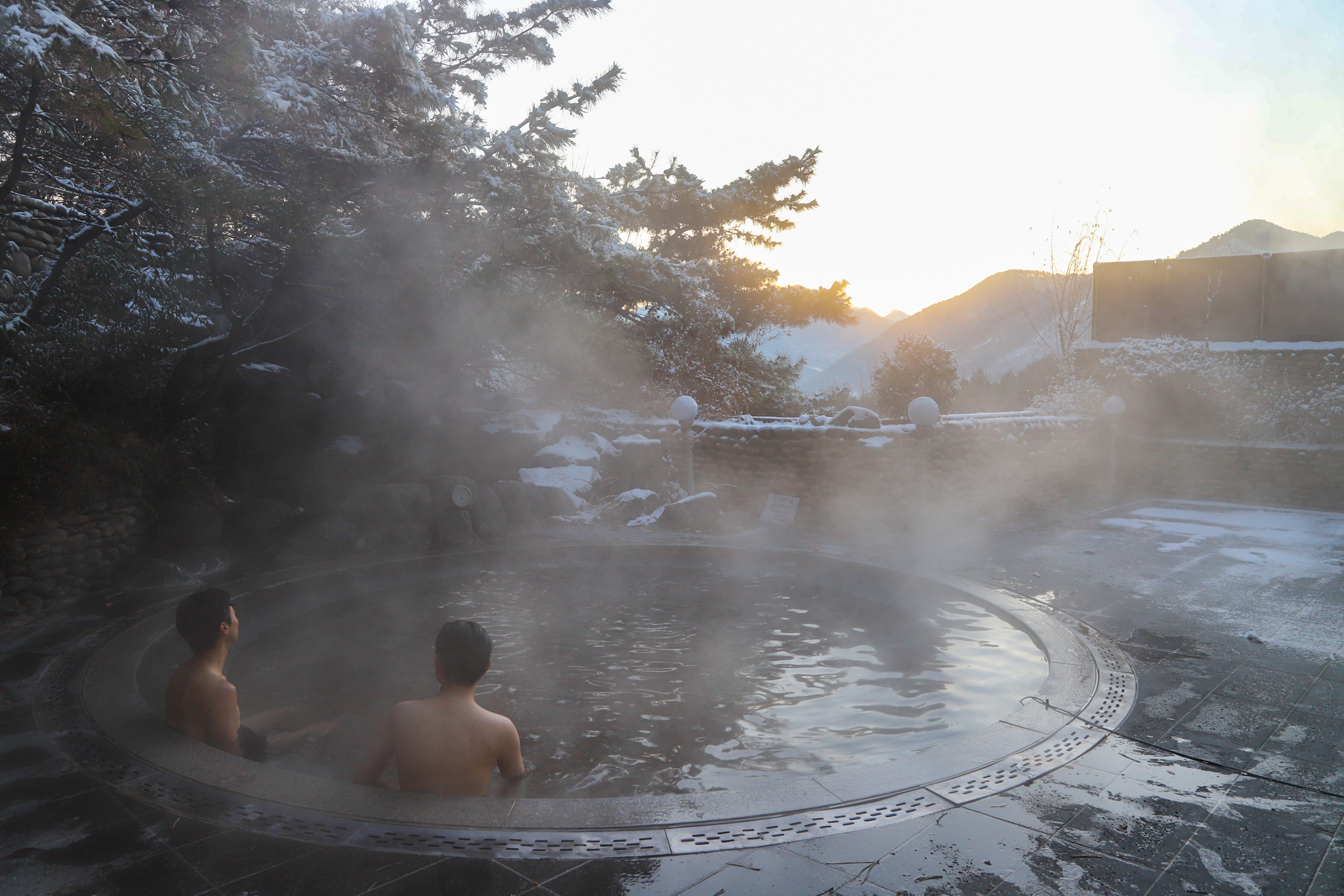 수안보에서는 드물게 노천탕을 갖춘 수안보 파크 호텔. 오전 6시 30분에 문을 여는 덕에 겨울에는 일출을 볼 수 있다. 최승표 기자