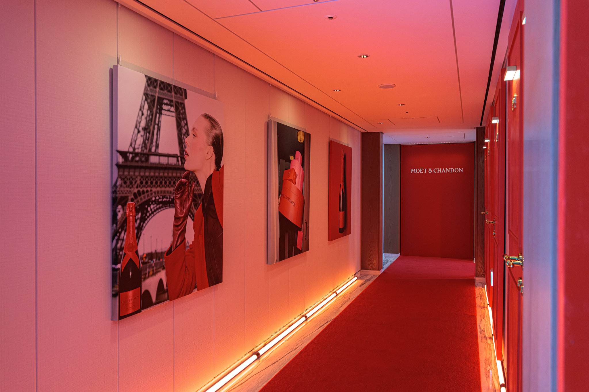 연말 리미티드 에디션 행사 전경. 특별한 순간은 함께 할 때 의미가 있다는 사부아-페트 정신을 담은 캠페인 이미지로 장식했다. 사진 모엣 헤네시 코리아d