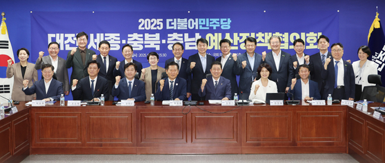 더불어민주당 정청래 대표와 김병기 원내대표, 한정애 정책위의장이 9월 8일 서울 여의도 국회 의원회관에서 열린 대전·세종·충북·충남 예산정책협의회에서 해당 지역 출신 의원들과 기념촬영 하고 있다. 연합뉴스