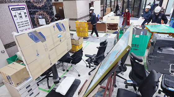전재수 해수부 장관이 사의를 표명한 11일 부산 동구 해수부 임시청사에 직원들이삿짐 사이로 출근하고 있다. 송봉근 객원기자 