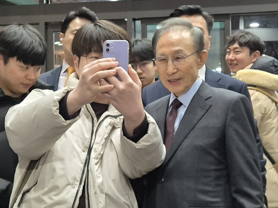 이명박 전 대통령이 10일 서울시립대가 주최한 어번인프라포럼 기조강연에 참석하며 학생들과 사진을 찍고 있다. 양수민 기자