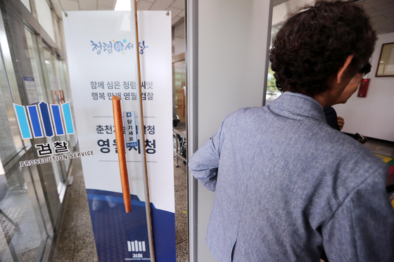 지난해 6월 28일 강원 영월에서 발생한 '영월 농민회 간사 살인 사건'의 피의자 A(60)씨가 영장실질심사를 받기에 앞서 춘천지검 영월지청으로 출석하고 있다. 연합뉴스