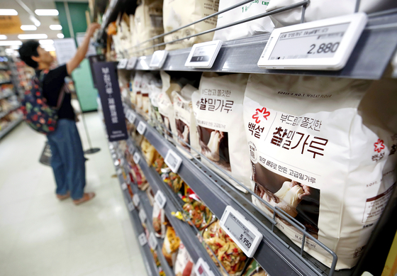 서울의 한 대형마트의 밀가루 진열 코너 자료사진. 뉴스1