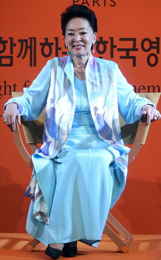 배우 김지미가 2010년 10월 부산 해운대 노보텔에서 열린 ‘한국영화 회고전의 밤 배우 김지미 디렉터스 체어 증정식’에 참석해 기념 촬영을 하고 있다. [연합뉴스]