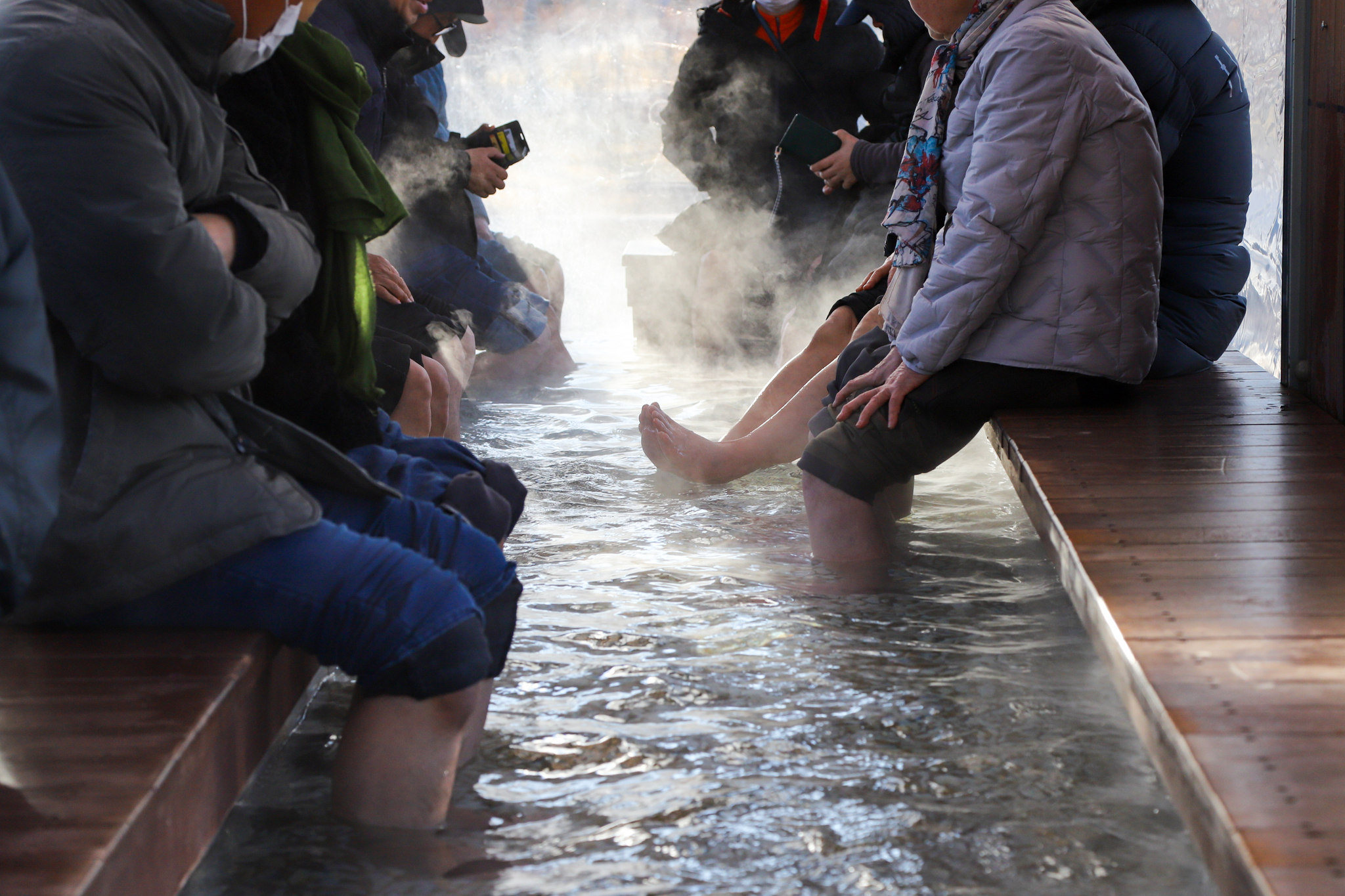 충주시는 2018년 석문동천 변에 '수안보 온천 족욕길'을 조성했다. 곳곳에 설치한 무료 족욕장은 주민과 관광객 모두에게 인기다. 최승표 기자
