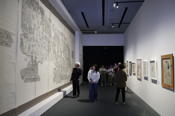 서울 동대문디자인플라자 ‘장 미셀 바스키아 : 과거와 미래를 잇는 상징적 기호들’ 특별전에서 전시 중인 반구대 암각화 탁본. 전시는 내년 1월 31일까지 계속된다. 전민규 기자