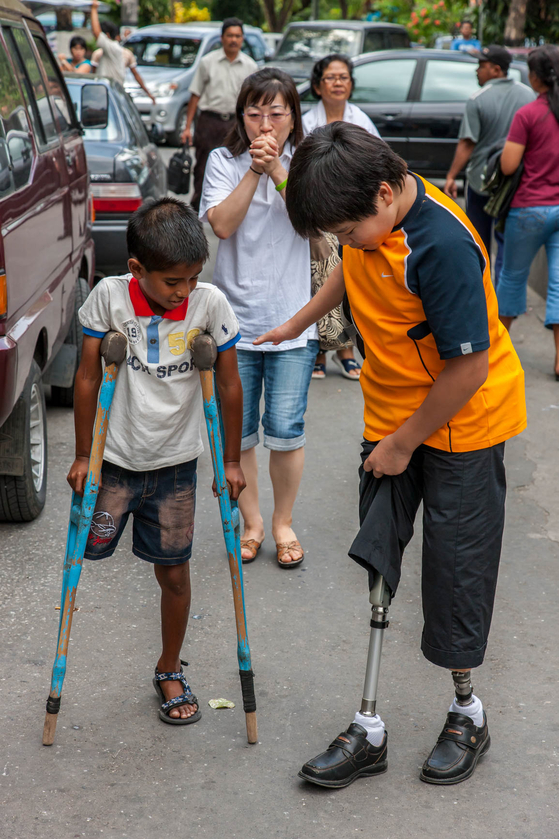 2009년 인도네시아에서 사고로 한 다리를 잃은 소년 넬디를 처음 만난 김세진씨. 사진 김씨