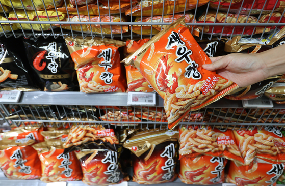 서울 시내 대형마트에 스낵 판매대 모습. 연합뉴스