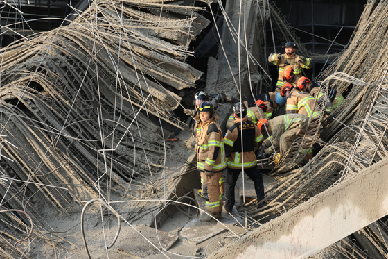 11일 광주 서구 광주대표도서관 공사현장에서 철골 구조물이 붕괴돼 구조대가 매몰 작업자 구조 활동을 하고 있다. 연합뉴스