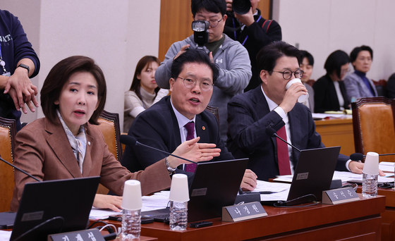 국민의힘 나경원, 송석준 의원(왼쪽부터)이 10일 오후 국회에서 열린 법제사법위원회 전체회의에서 추미애 위원장에게 회의 진행에 대해 항의하고 있다. 임현동 기자. 