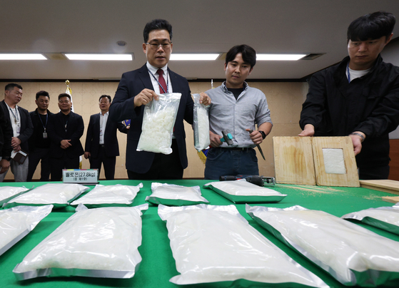 백해룡 당시 영등포경찰서 형사2과장이 2023년 10월 10일 오전 서울 영등포경찰서에서 열린 '말레이시아 밀반입 필로폰 국내 유통 범죄조직 검거' 브리핑 중 압수한 필로폰을 공개하고 있다. 뉴스1