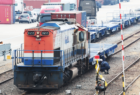 10일 경기도 의왕시 내륙컨테이너기지(ICD)에서 관계자들이 화물열차를 살펴보고 있다.   연합뉴스